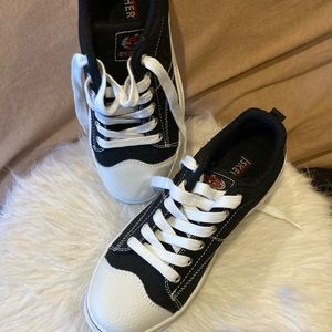 NEW - Skechers Lug Heel Sneaker